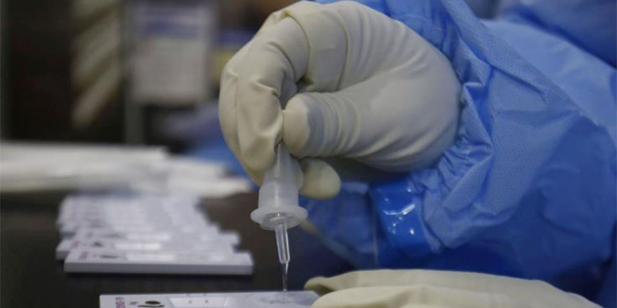 ΚΟΡΩΝΟΙΟΣ: Εν μέσω ανησυχιών για την αναστολή δοκιμών της AstraZeneca - Χιλιάδες νέα κρούσματα COVID-19 παγκοσμίως